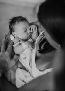 Neugeborenes Baby im Arm der Mutter im Krankenhaus